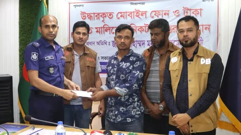 পিরোজপুরে ২০ মোবাইলসহ বিকাশ প্রতারণার টাকা উদ্ধার